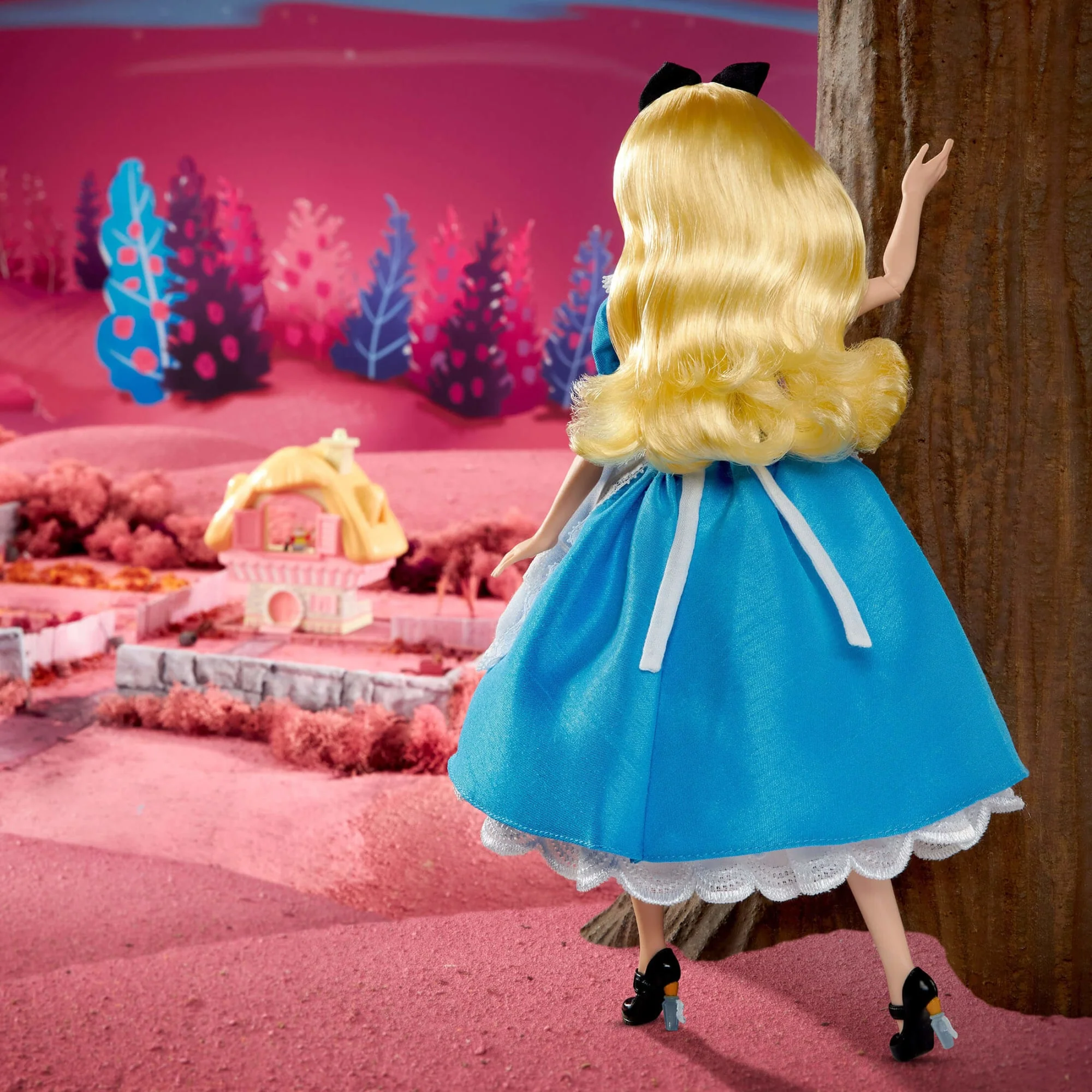 Disney Collector Alice in Wonderland Doll - Image 7