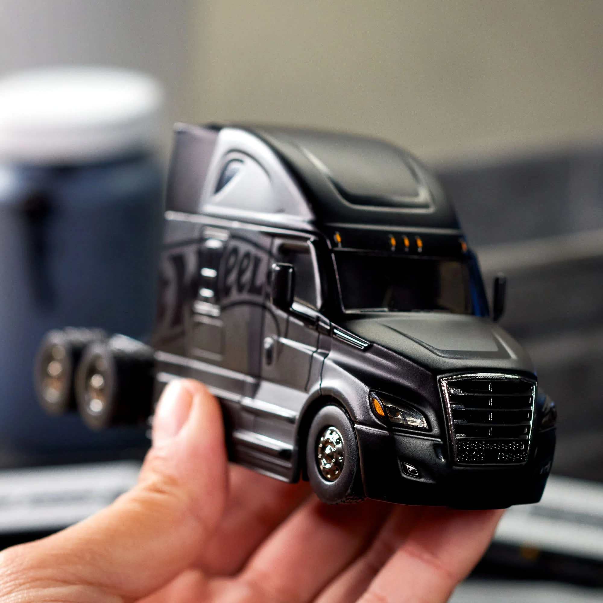Hot Wheels Elite 64 Freightliner Cascadia - Image 14