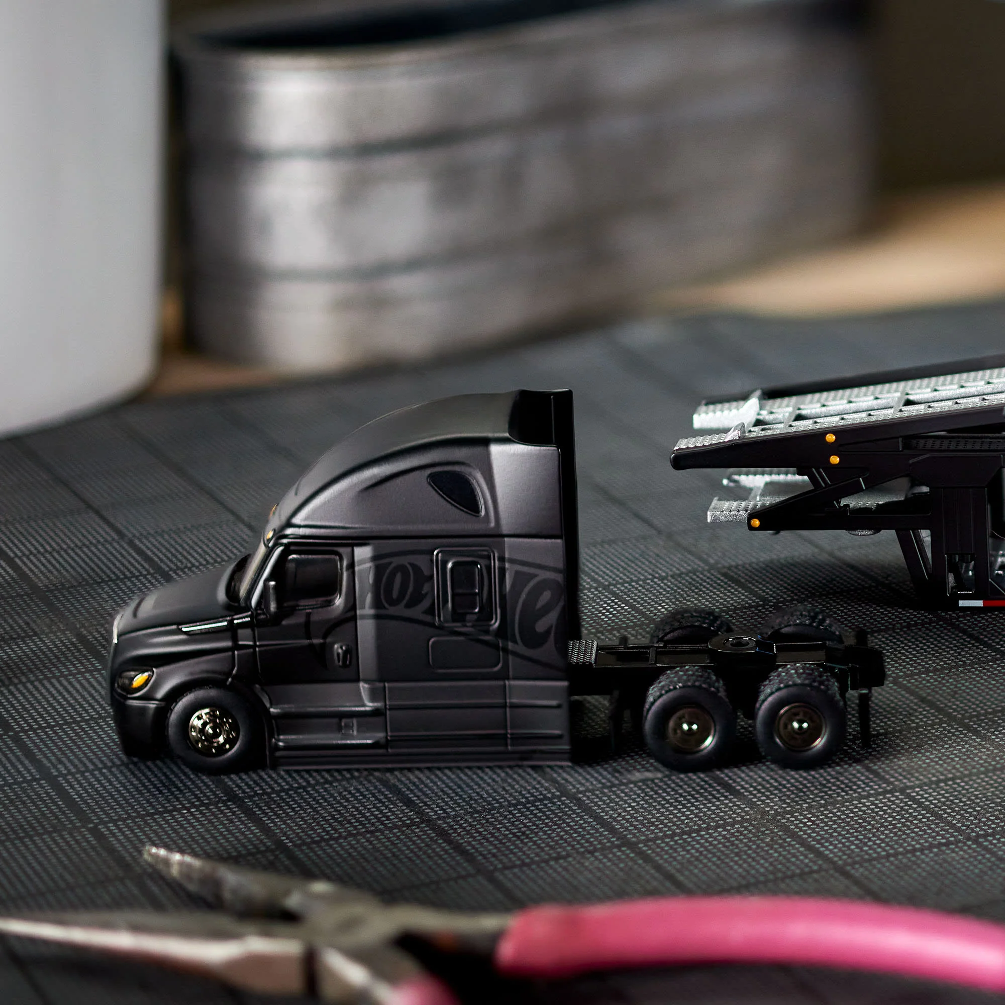 Hot Wheels Elite 64 Freightliner Cascadia - Image 3