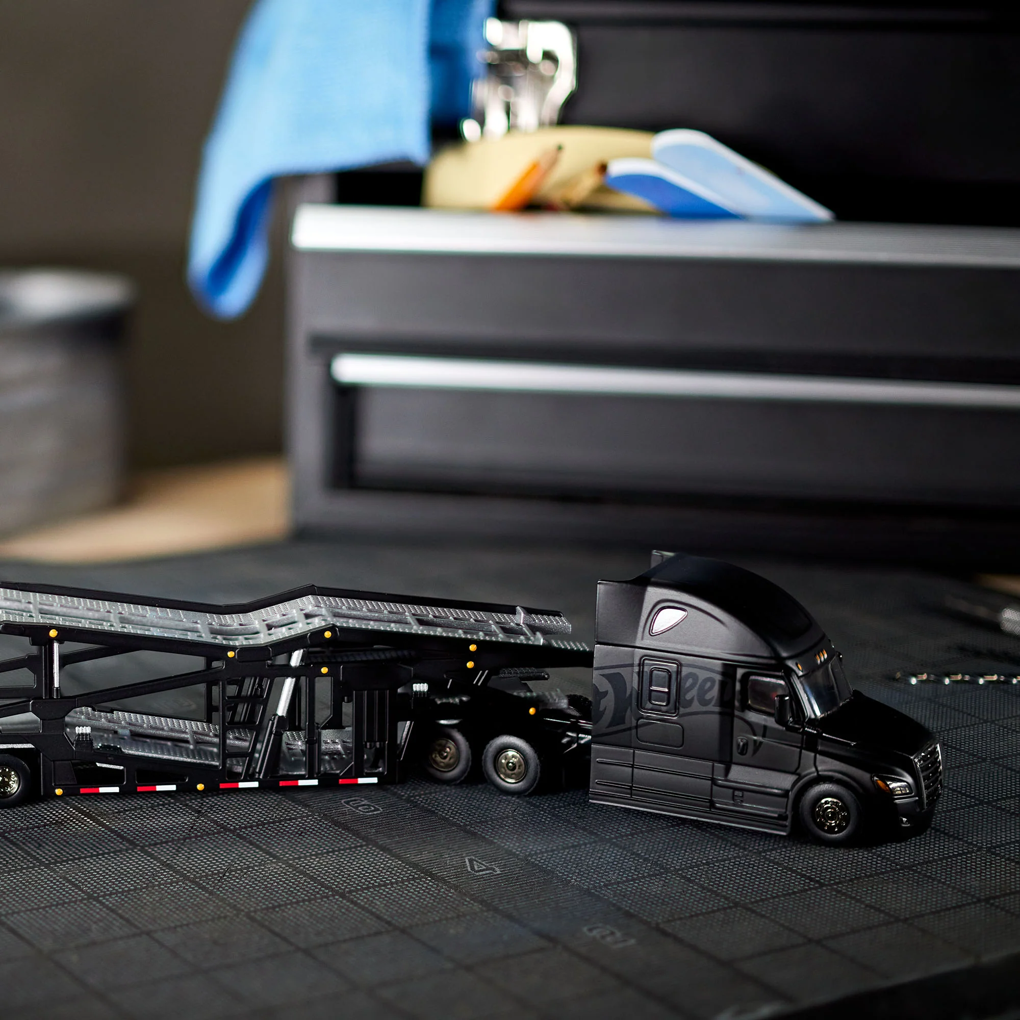 Hot Wheels Elite 64 Freightliner Cascadia - Image 7