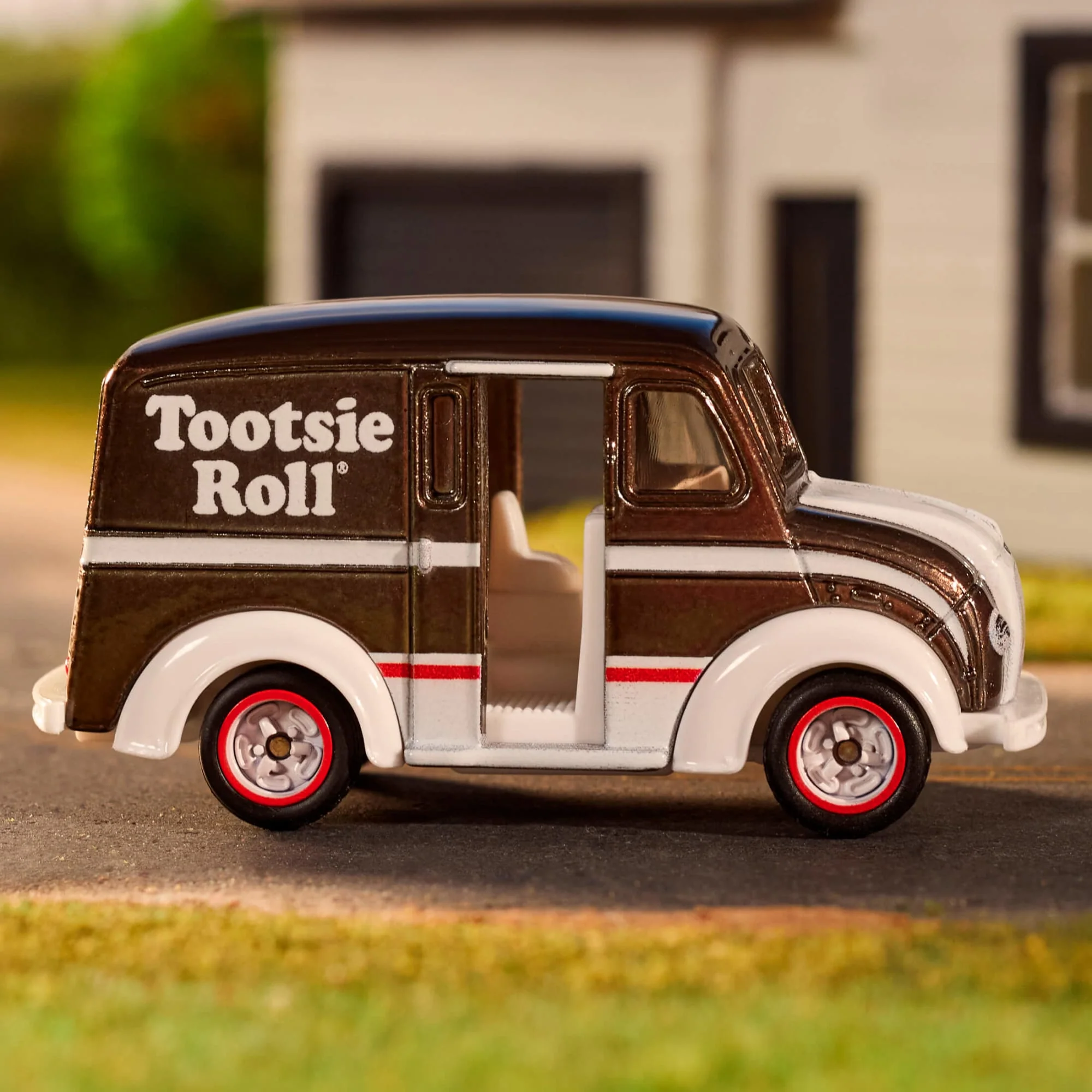Matchbox Tootsie Roll Divco Milk Truck - Image 3