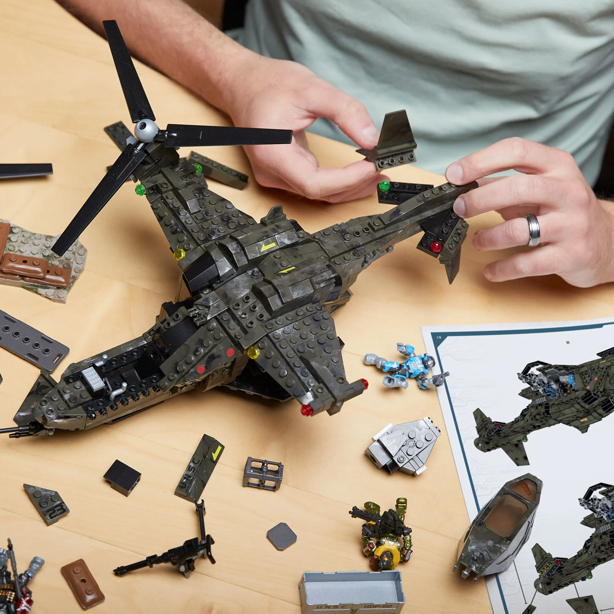 MEGA Halo UNSC Falcon Sweep Building Toy Kit - Image 12