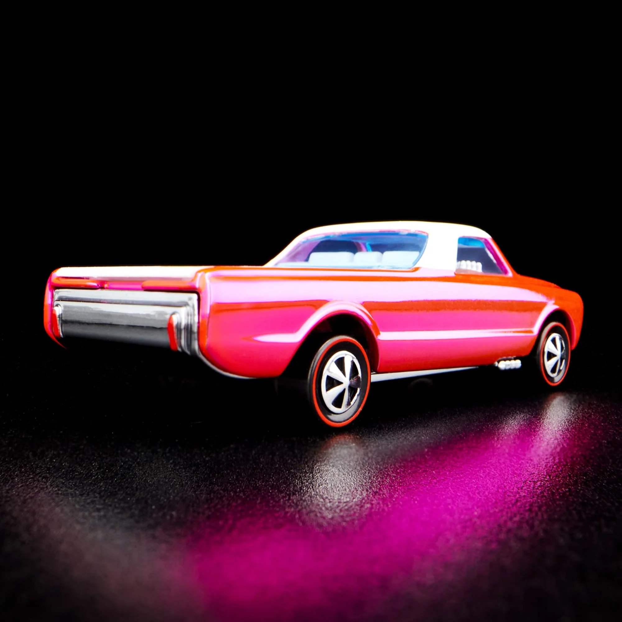 RLC EXCLUSIVE 2022 PINK EDITIONS CUSTOM FLEETSIDE™ - Image 2